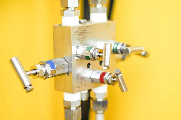 معیارهای فنی و مهندسی در انتخاب منیفولد متریال، فشار و اتصالات